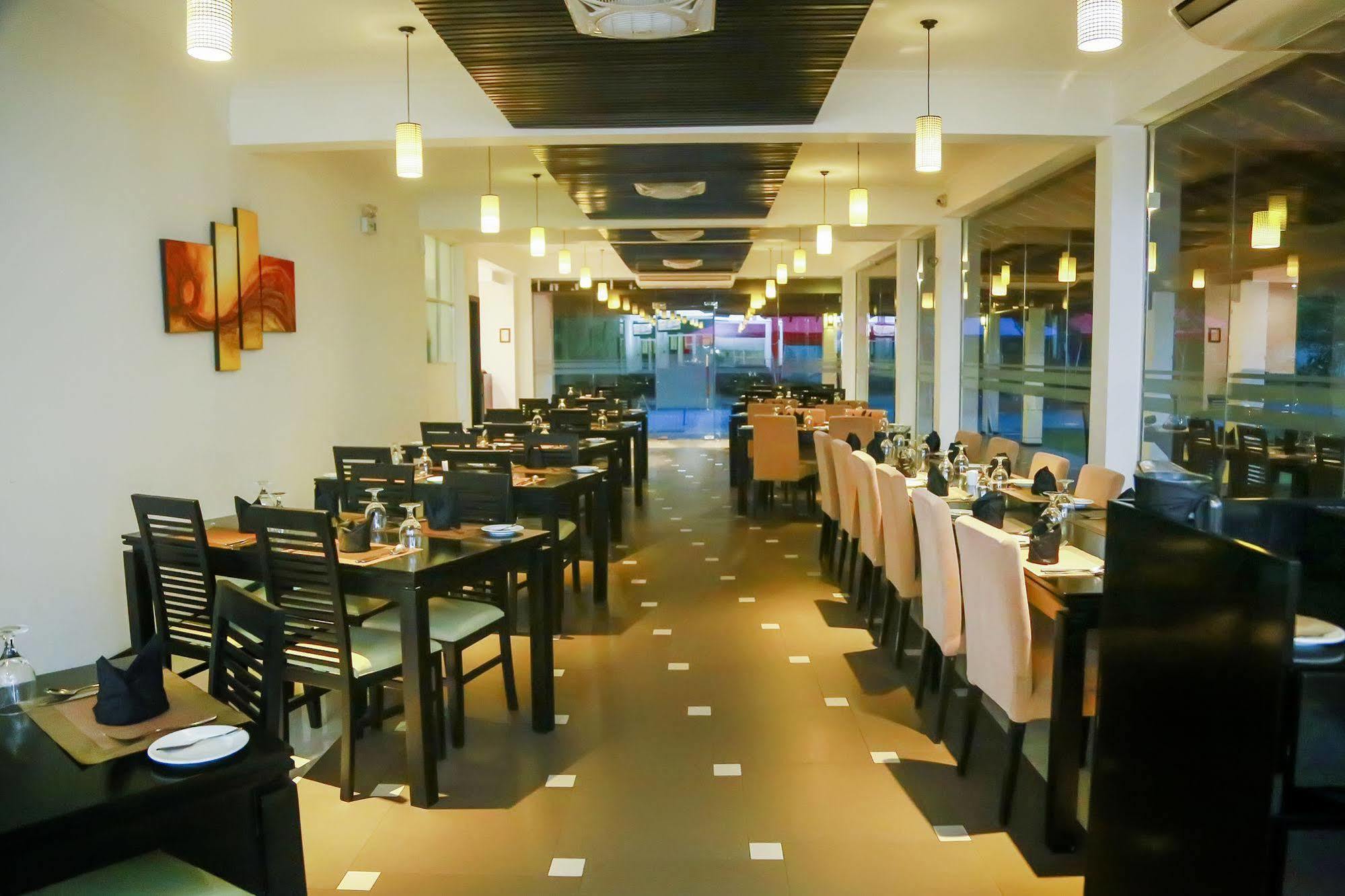 The Covanro Airport Hotel - Katunayake Gampaha Dış mekan fotoğraf